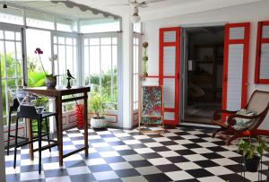 圣保罗VILLA MANAAKI的一间设有格子地板和红色及白色门的房间