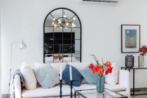 丰沙尔GuestReady - Anakaj House的客厅配有白色沙发和玻璃桌