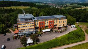 赫斯巴赫科灵格霍夫兰德酒店的城镇建筑的空中景观