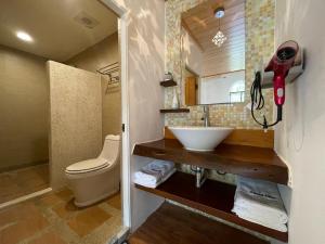 南湾愛玩生活墾丁聚所的一间带水槽和卫生间的浴室