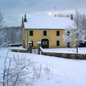 冬天的Au Moulin des Fées - Maison d'hôtes Cascades du Hérisson