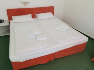 柏林安博特酒店的白色和红色的房间里一张床位