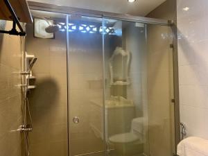 琅勃拉邦La nuit de laos的一间带卫生间的浴室内的玻璃淋浴间