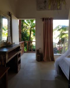 卢纳将军城Tropical Bungalows-Siargao的一间卧室设有一张床和一个大窗户