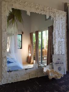 卢纳将军城Tropical Bungalows-Siargao的窗户客房内的大镜子