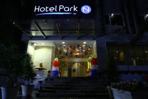 维杰亚瓦达Hotel Park N的夜间的酒店,门口设有标志
