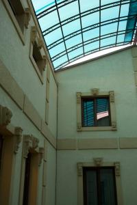 塔什干Davan LUX的一座带窗户和玻璃屋顶的建筑
