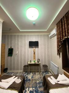 塔什干Davan LUX的酒店客房设有两张床和电视。