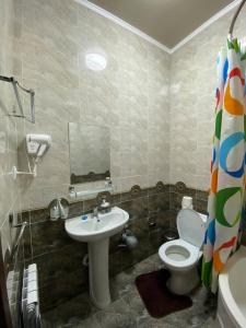 塔什干Davan LUX的一间带卫生间和水槽的浴室