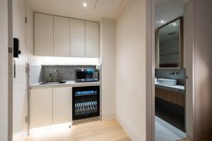 悉尼Paragon的厨房配有水槽和微波炉
