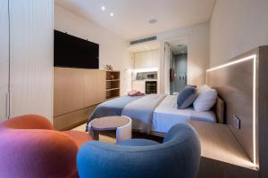 悉尼Paragon的一间酒店客房,配有一张床和一台电视