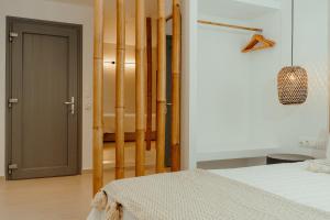 伊奥斯乔拉阿凡提酒店的一间卧室配有一张床,一扇门通往浴室