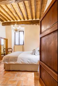 皮恩扎PienzaLettings "Casa Olivieri"的一间卧室设有一张床和一个大型木门