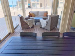 卡拉约基Villa Resort Apartments by Hiekka Booking的一间设有两把椅子、一张桌子和一张沙发的房间