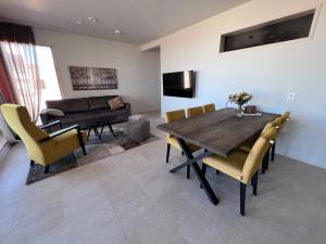 卡拉约基Villa Resort Apartments by Hiekka Booking的一间带桌椅和沙发的用餐室
