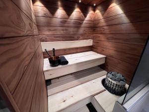 卡拉约基Villa Resort Apartments by Hiekka Booking的木墙内带长凳的桑拿浴室