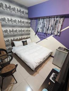 台中市一中宿屋的卧室配有白色的床和紫色墙壁