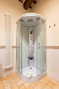 皮恩扎PienzaLettings "Casa Olivieri"的浴室内带玻璃淋浴间