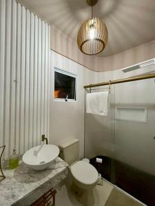 大普拉亚Casa lazer completo 200m da praia的一间带水槽和卫生间的浴室