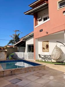 大普拉亚Casa lazer completo 200m da praia的一座带游泳池和房子的别墅