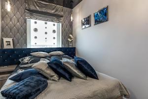 吉日茨科#MazuryGlamour的卧室内的一张带枕头的床
