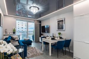 吉日茨科#MazuryGlamour的客厅配有桌子和蓝色沙发