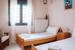圣尼古拉奥斯Pagiantes的小房间设有两张床和窗户