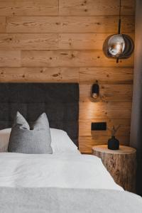 布伦纳山口附近马特赖Stoacherhof Apartments的一间卧室设有一张床和木墙