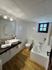 MarganellCal Poldo的一间带水槽、浴缸和卫生间的浴室