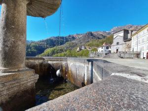 Campiglia CervoLocanda del Santuario的山地小镇的水渠