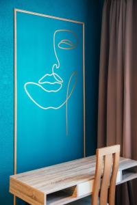 文茨皮尔斯La Casa的一张带蓝墙的桌子和一张木椅