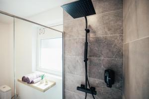 文茨皮尔斯La Casa的一间带黑色淋浴头的浴室