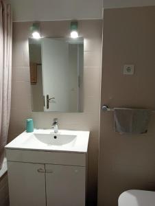 卡帕里卡海岸Costa by the Beach的浴室设有白色水槽和镜子