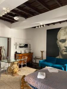 罗马D.R.罗马西班牙豪华套房 的客厅配有沙发和桌子
