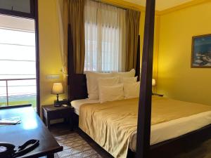 马累撒拉精品酒店的酒店客房设有床和窗户。