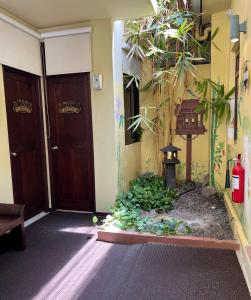 马累撒拉精品酒店的一间设有两扇木门和花园的客房