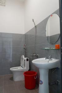 Hồ ÐáHương Tràm的一间带水槽、卫生间和镜子的浴室