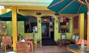马累撒拉精品酒店的一间带桌椅和遮阳伞的餐厅