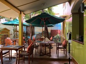 马累撒拉精品酒店的一个带桌椅和遮阳伞的庭院