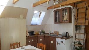 扎科帕内Apartament Słoneczny的厨房配有木制橱柜和白色冰箱。