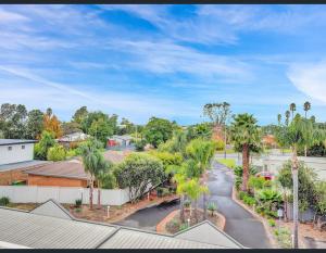 穆尔瓦拉Golf Views Apartment的享有棕榈树街道的空中景致