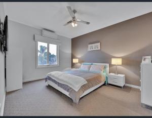 穆尔瓦拉Golf Views Apartment的一间卧室配有一张床和吊扇
