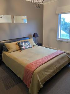 穆尔瓦拉Golf Views Apartment的一间卧室设有一张大床和窗户