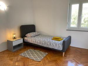 普莱曼图拉Apartment Tulip的客房设有床、桌子和窗户。