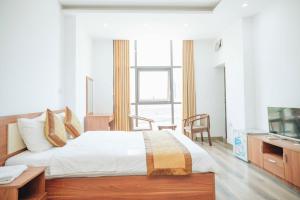 Bồ SơnSky Night Hotel Bắc Ninh的一间卧室配有一张床、一张书桌和一台电视