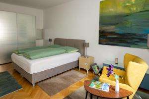克拉根福Apartments Alter Platz的一间卧室配有一张床、一张桌子和一张沙发