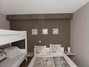 米德尔克尔克Lovely n° 9 op ieder moment een prachtig zeezicht & zwembad的卧室配有一张四幅画的墙壁床。