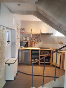 贝叶La petite bajocasse的厨房配有不锈钢用具和木柜