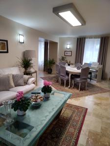 穆鲁Au Fil de l'Eau的客厅配有沙发和桌子