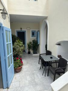 费拉罗莎别墅酒店的一个带桌椅和门的庭院